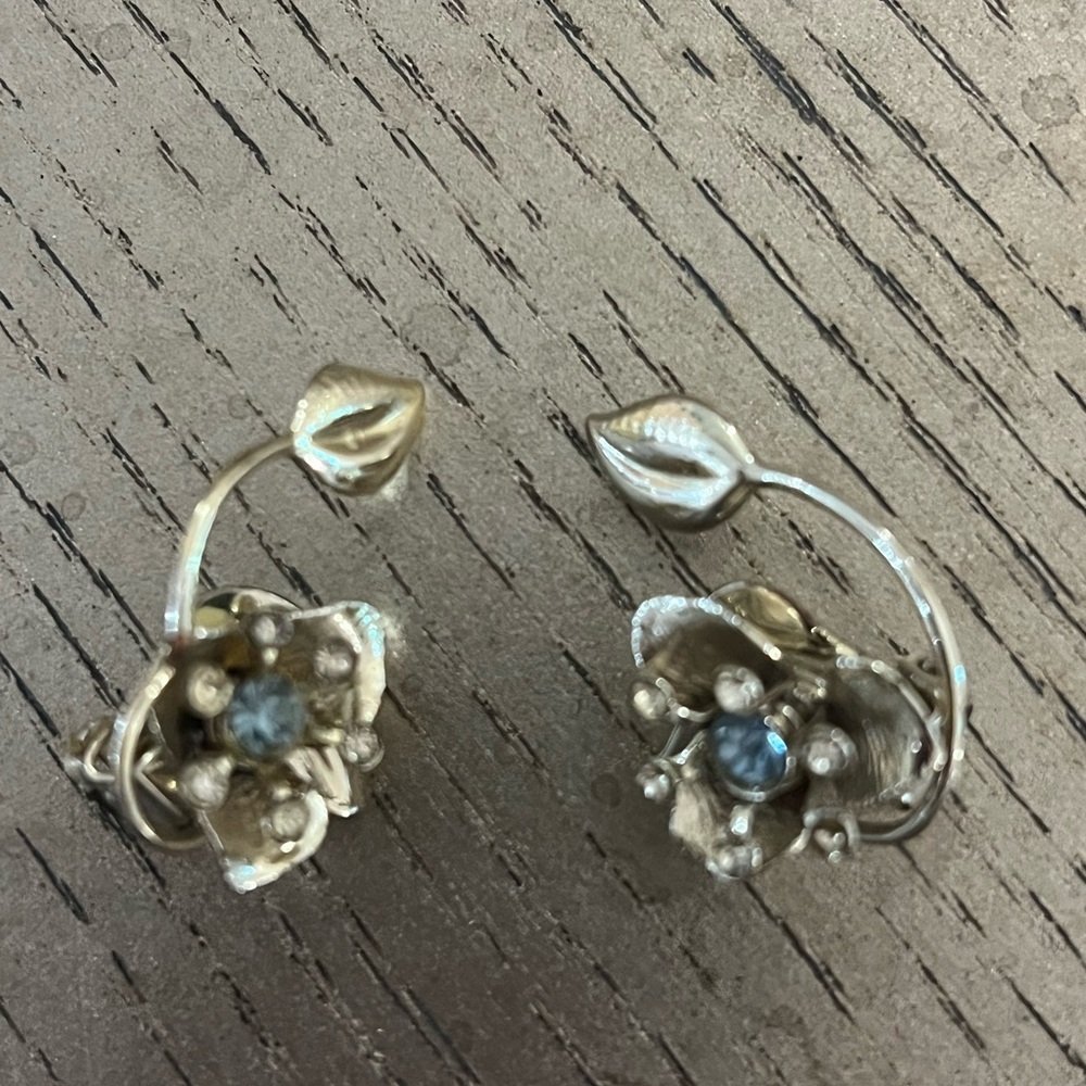 Vintage Silver Floral Stud Earrings with Sparkling Stones - Picture 3 of 4